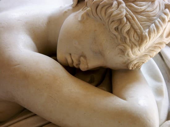 Résultat de recherche d'images pour "garçon arabe nu ressemble à une statue grecque"