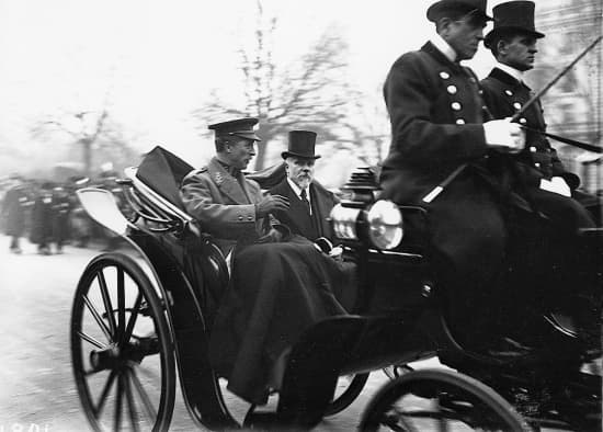 Le roi Albert I<sup>er</sup> avec le président Poincaré à Paris en décembre 1918.