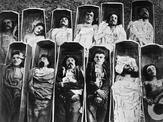 Résultat de recherche d'images pour "morts de la commune 1871 photos"