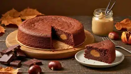 Fondant au chocolat et à la crème de marrons coupé en parts, avec un cœur fondant, entouré de morceaux de chocolat, de marrons et d’un pot de crème de marrons.