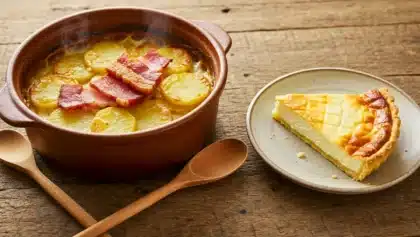 Cocotte de Tofailles avec pommes de terre et lard fumé servie sur une table rustique, à côté d’une part de tarte au fromage blanc.