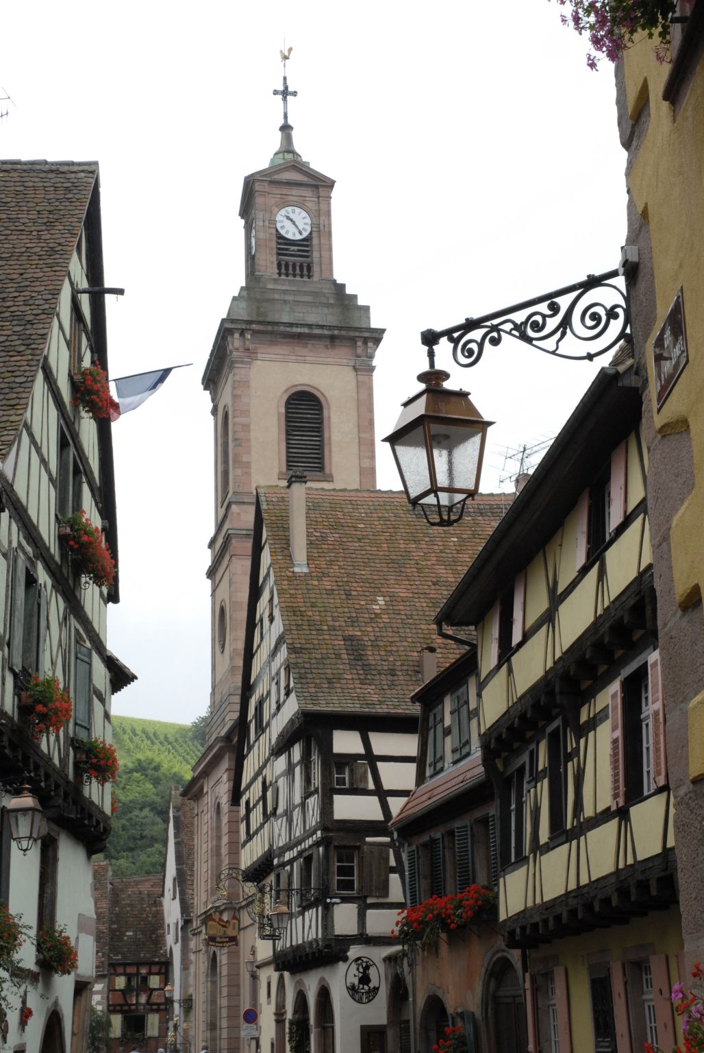 une lanterne ancienne dans un quartier historique pour l’éclairage public