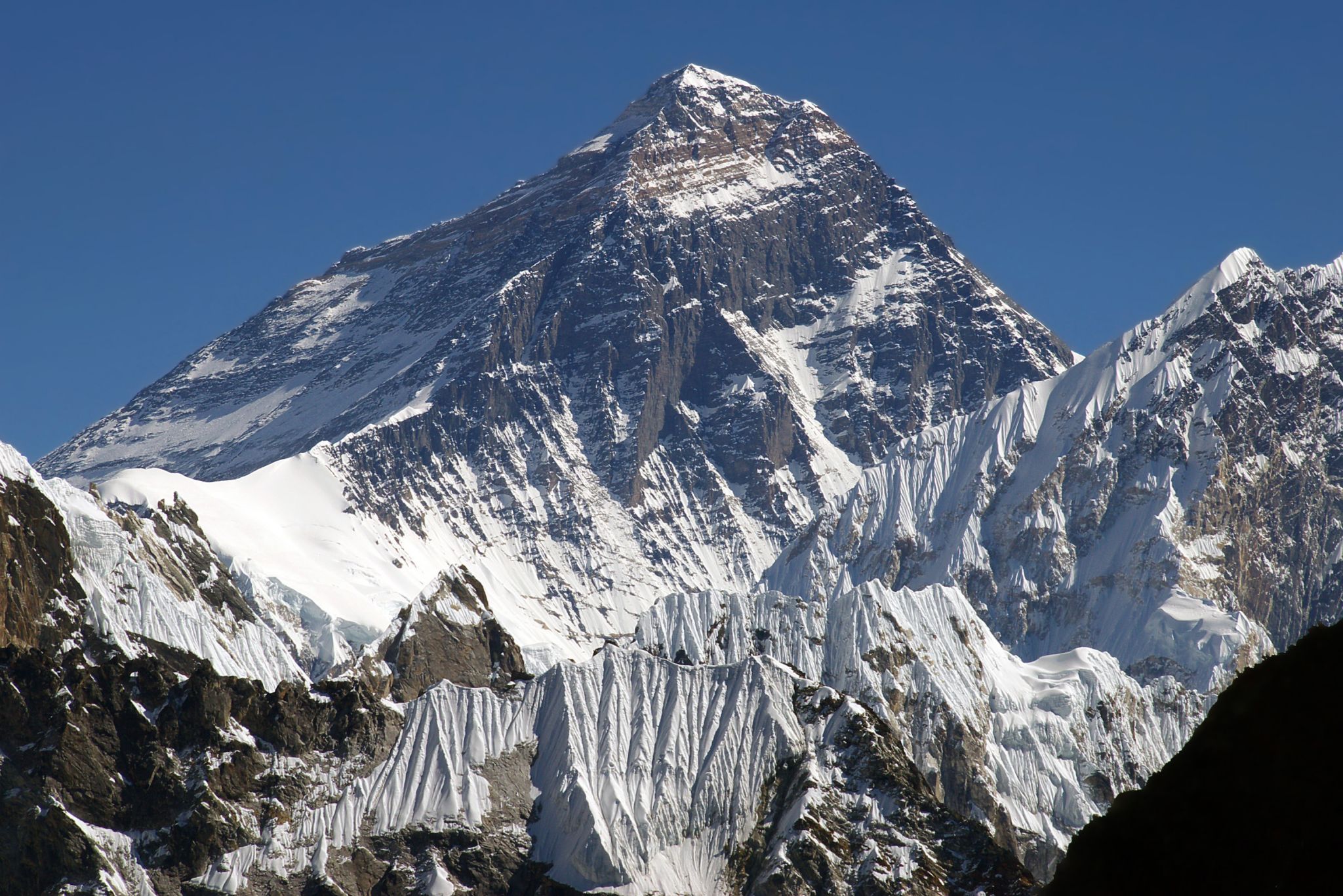 le mont Everest, à la frontière du Népal et de la Chine, point culminant de l’Himalaya (8 848 m)