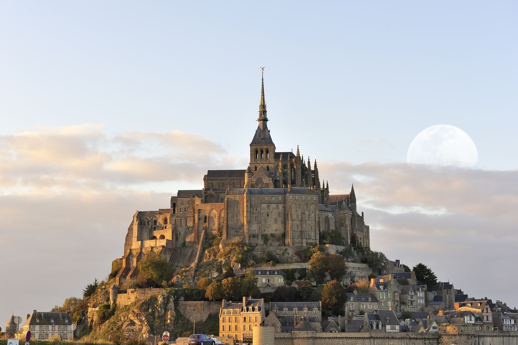 Le Mont-Saint-Michel (France), avec son abbaye (fondée en 966)
