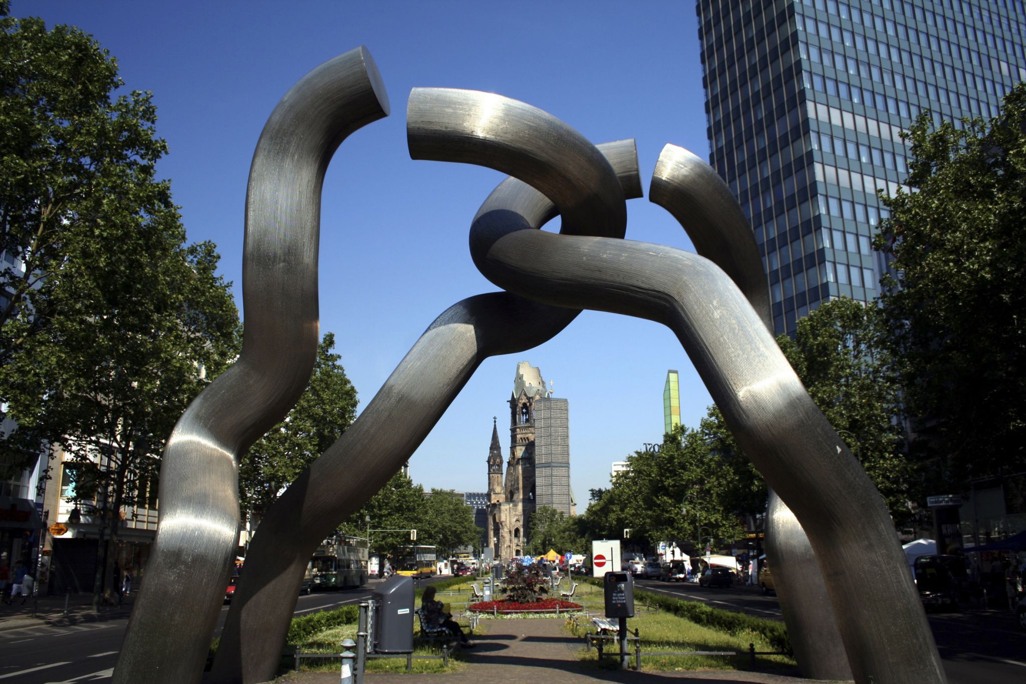 l’église du Souvenir située sur le Kurfürstendamm, célèbre artère de Berlin (au premier plan, Berlin, sculpture contemporaine célébrant les 750 ans de la ville)