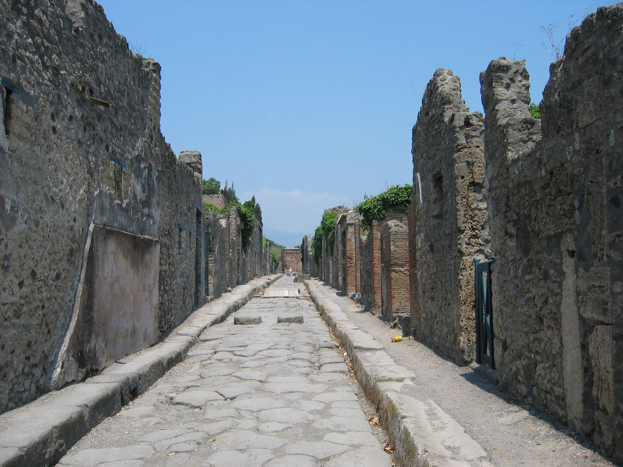 Pompéi, ville construite au Ve s. avant J.-C., ensevelie sous une pluie de cendres suite à une éruption du Vésuve, Italie