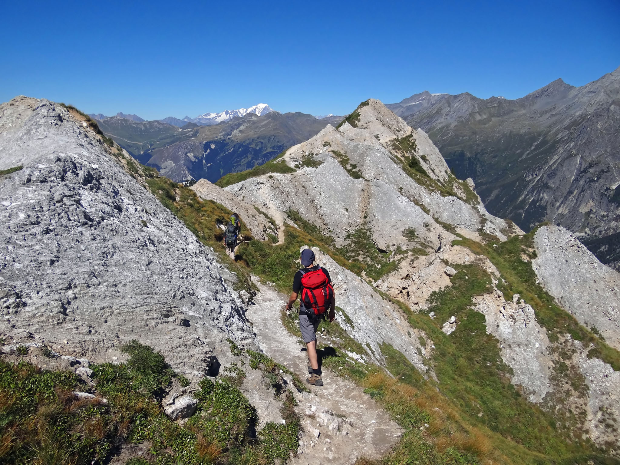 une excursion en montagne, sur un terrain accidenté