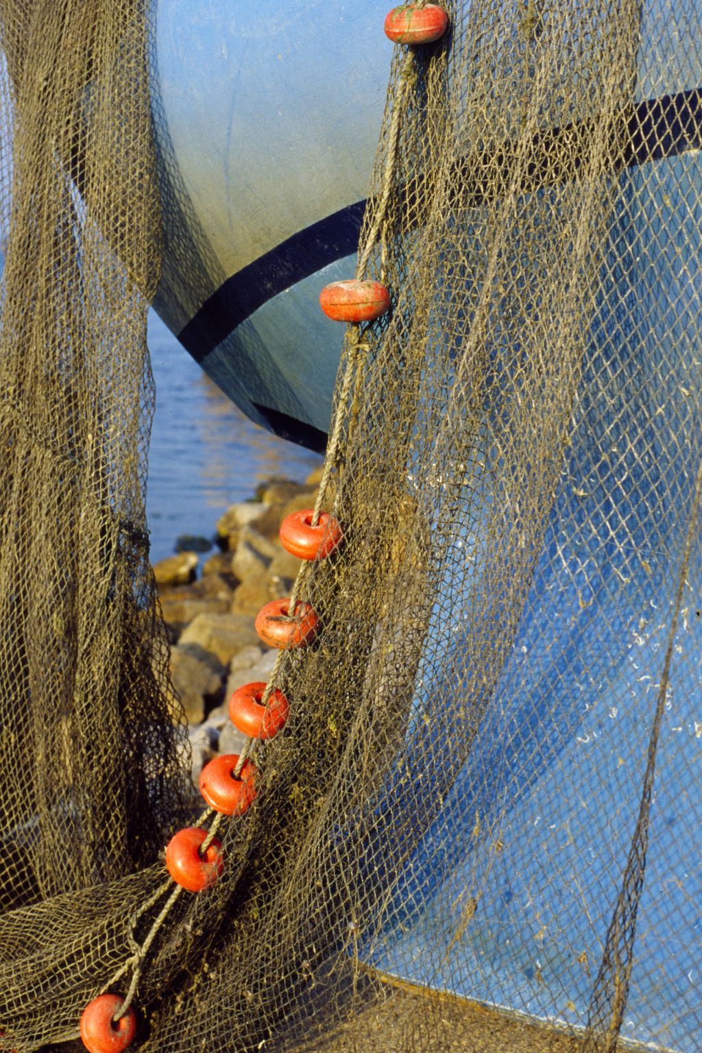 un filet de pêche équipé de flotteurs