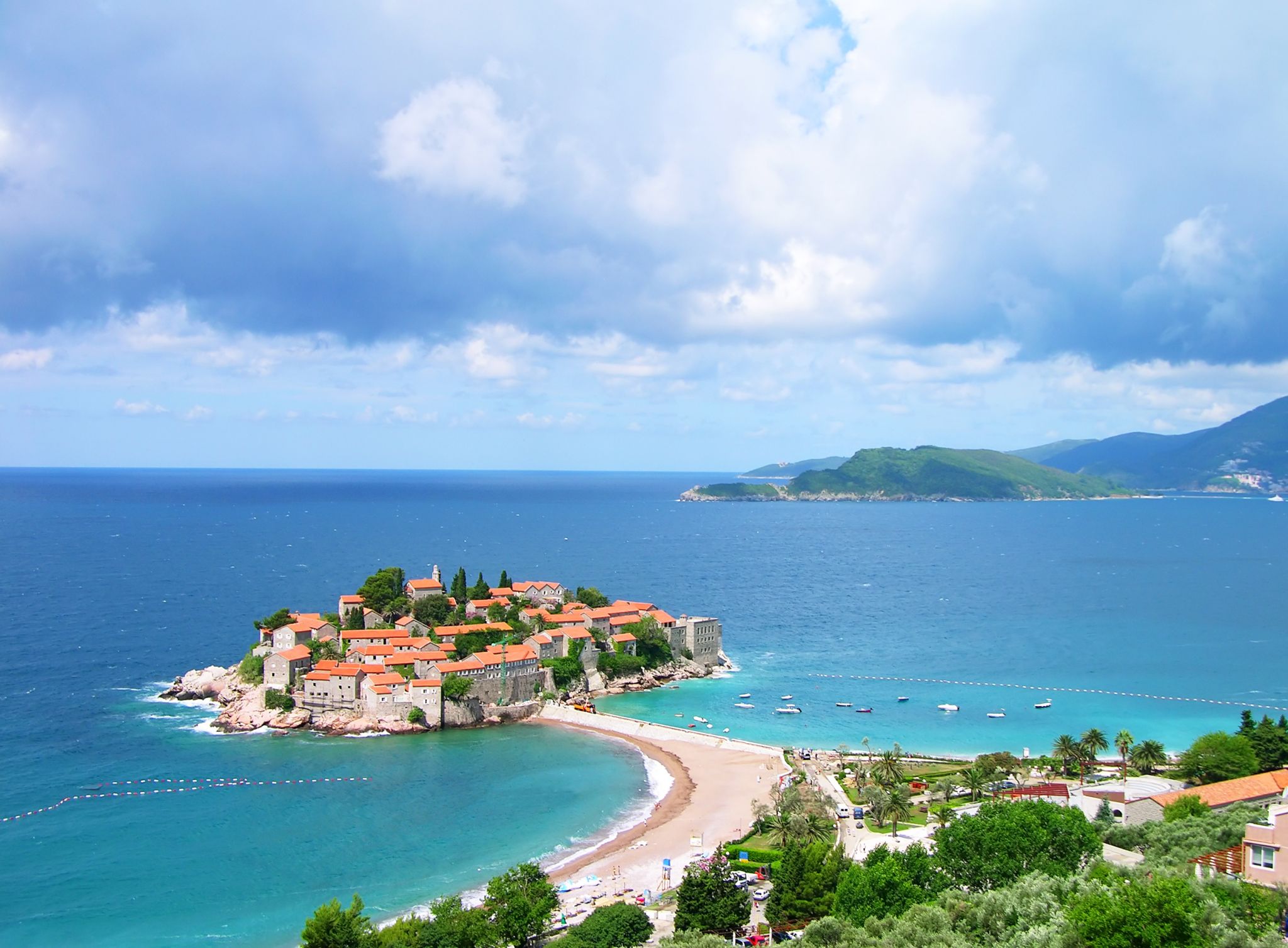 un isthme (Sveti Stefan, Monténégro)