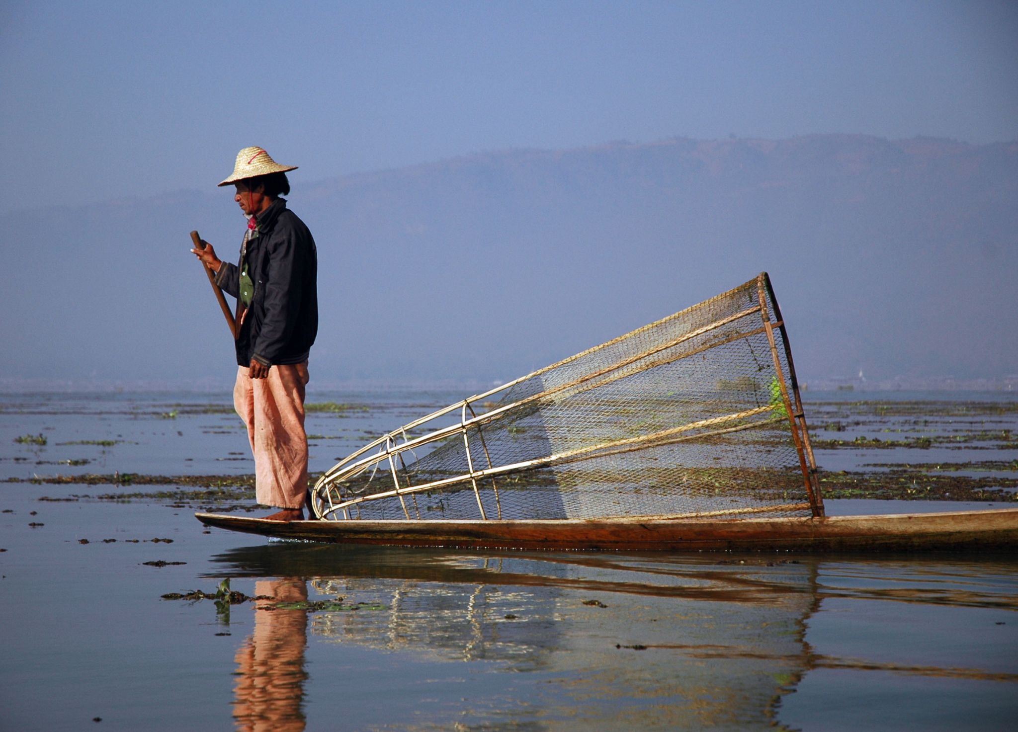 une nasse sur une embarcation de pêcheur (lac Inle, Birmanie)