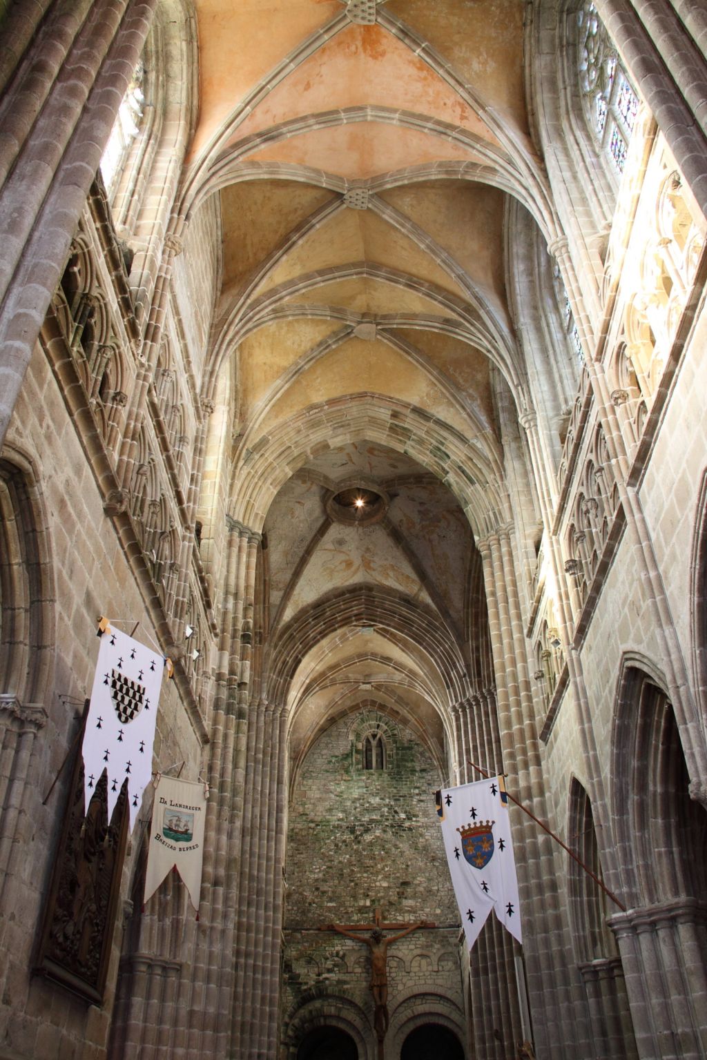 croisées d’ogives soutenant la voûte d’une église
