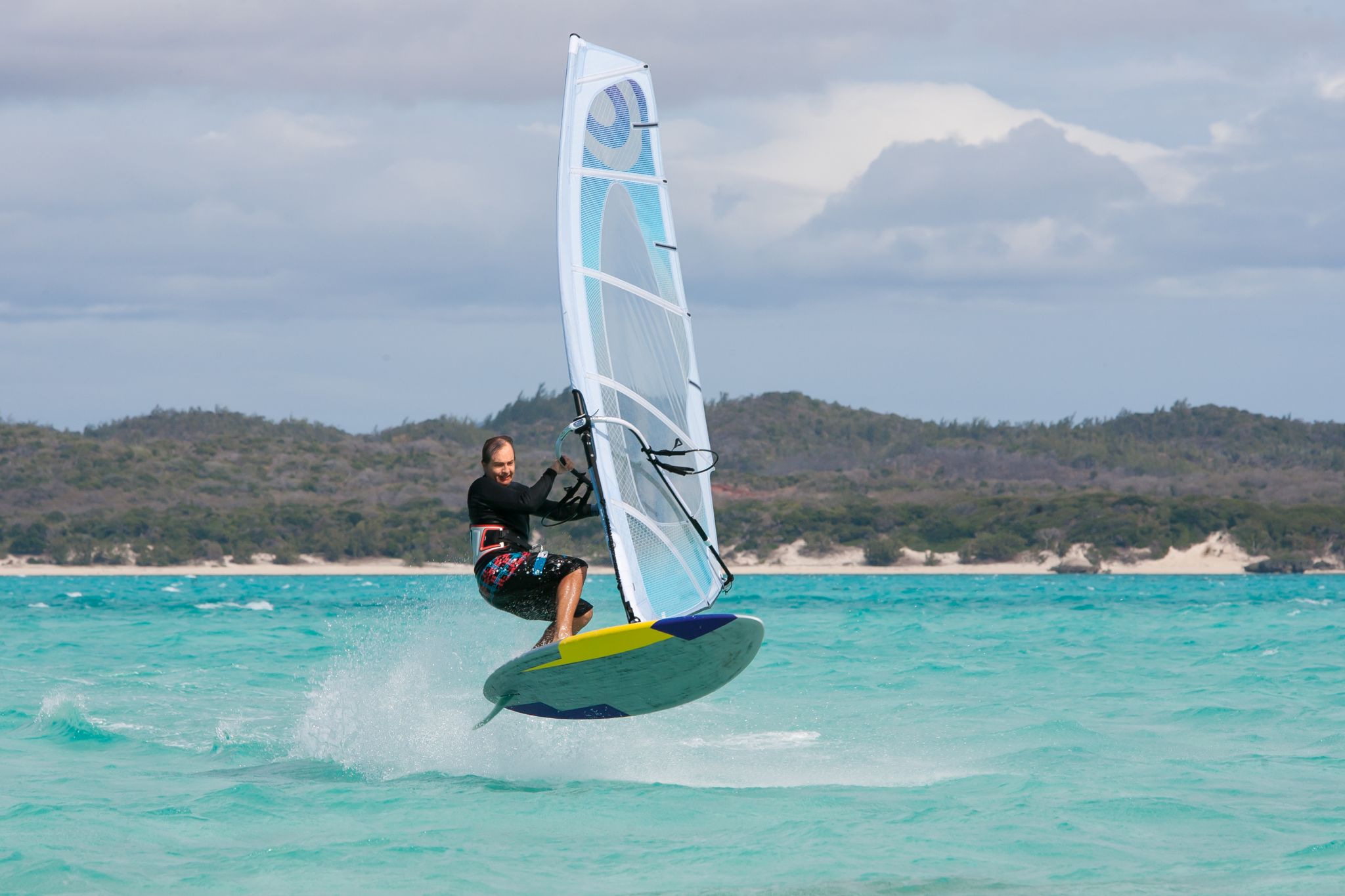 un véliplanchiste sur sa planche à voile