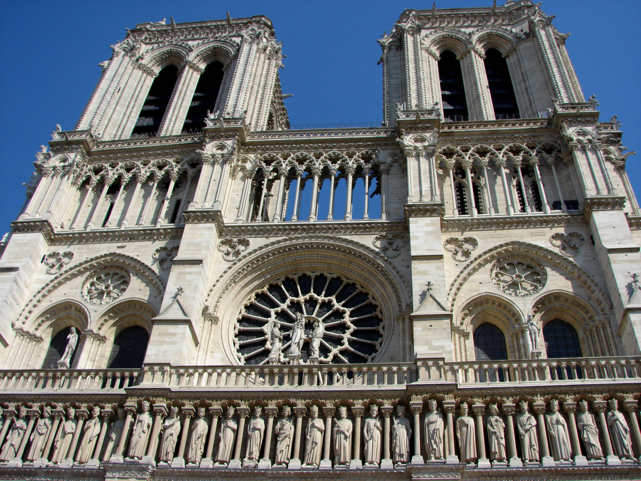 les tours et la façade de Notre-Dame de Paris