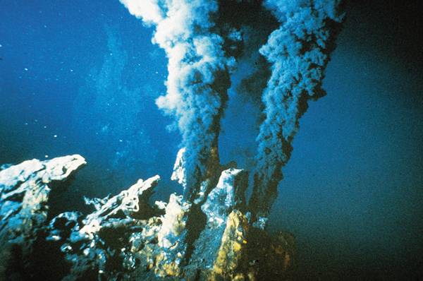 Source hydrothermale océanique
