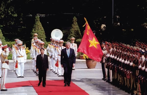 Bill Clinton et Trân Duc Luong, Hanoi, 2000
