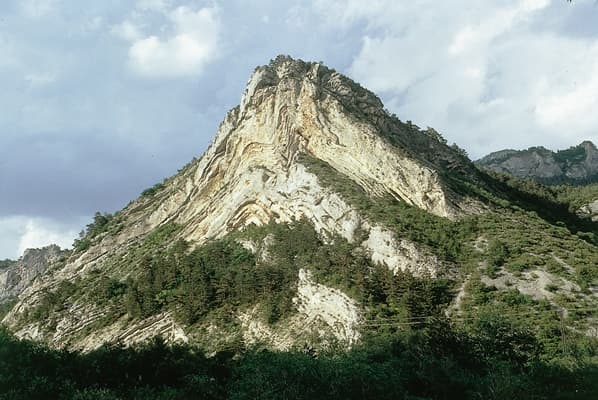 anticlinal LAROUSSE