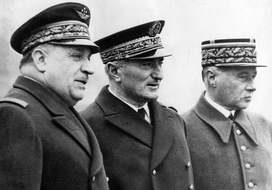 L'amiral Darlan entouré des généraux Vuillemin et Gamelin