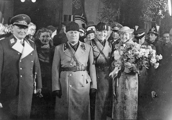 Hermann Göring accueilli à Rome par Benito Mussolini et Galeazzo Ciano, 1937