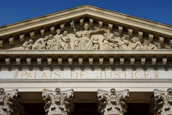 Fronton d'un palais de justice