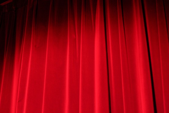 Rideau rouge de scène de théâtre