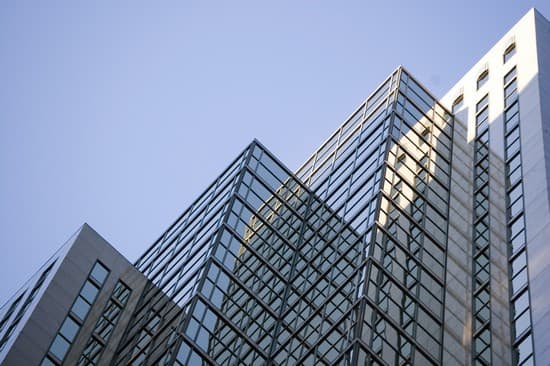 Façade de building en verre et acier