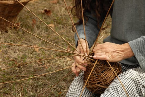 Femme fabricant un panier en osier