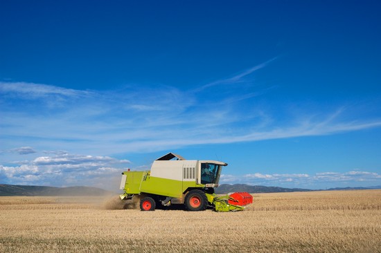 Machine agricole  dans un champ