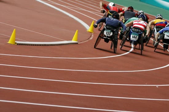 Course d'athlètes handicapés en fauteuils roulants