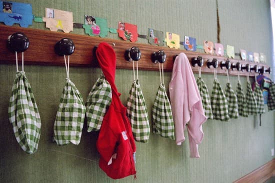 Porte manteaux dans une école maternelle