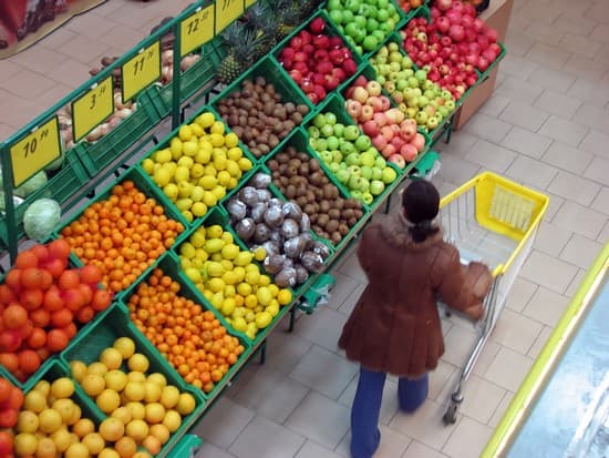 Rayon des fruits et légumes dans un supermarché