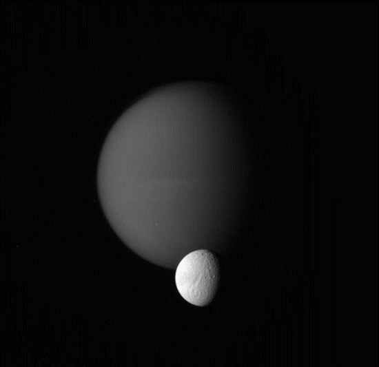 Titan et Tethys, satellites naturels de Saturne
