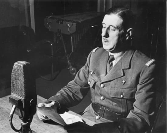 Le général de Gaulle au micro de la BBC à Londres