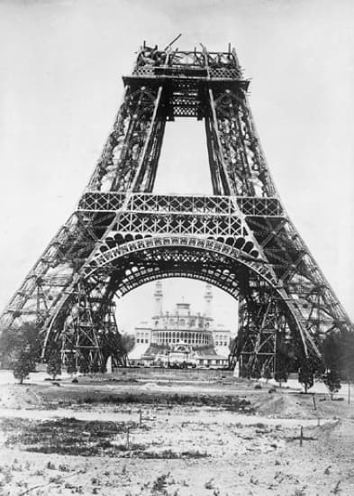 La tour Eiffel en construction