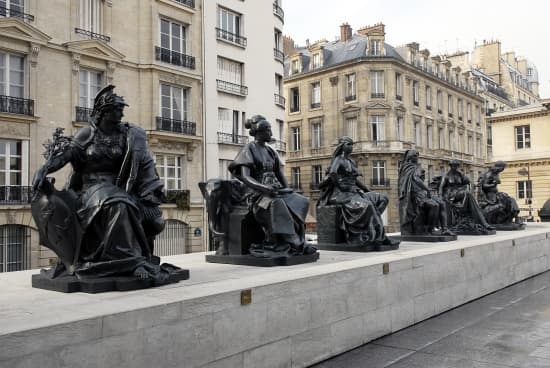 Statues des six continents du monde, à Paris