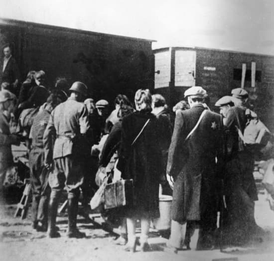 Convoi de Juifs polonais arrivant au camp d'Auschwitz