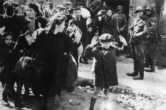 Juifs du ghetto de Varsovie pourchassés par les nazis