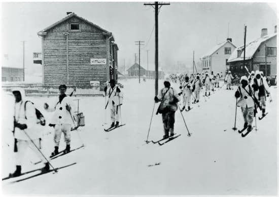 Soldats finlandais à skis