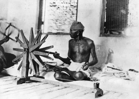 Gandhi filant au rouet