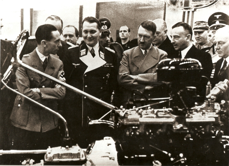 Hitler en compagnie de Göring et de Goebbels
