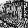Défilé de l'armée allemande devant la résidence de Hitler à Nuremberg, 1936