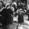 Juifs du ghetto de Varsovie pourchassés par les nazis Juifs du ghetto de Varsovie pourchassés par les nazis